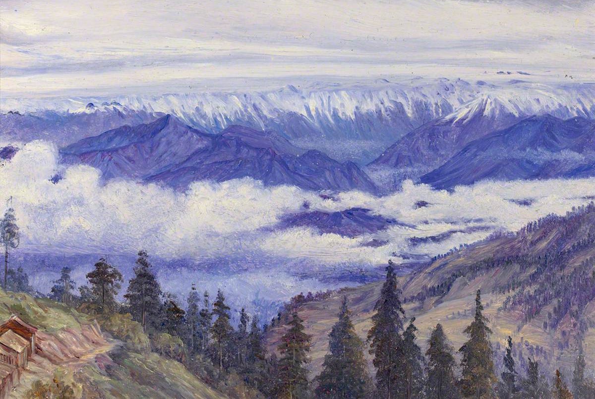 Figura 40 - Vista montanhosa dos Himalaias com picos nevados, vales encobertos por nuvens e encostas florestadas.